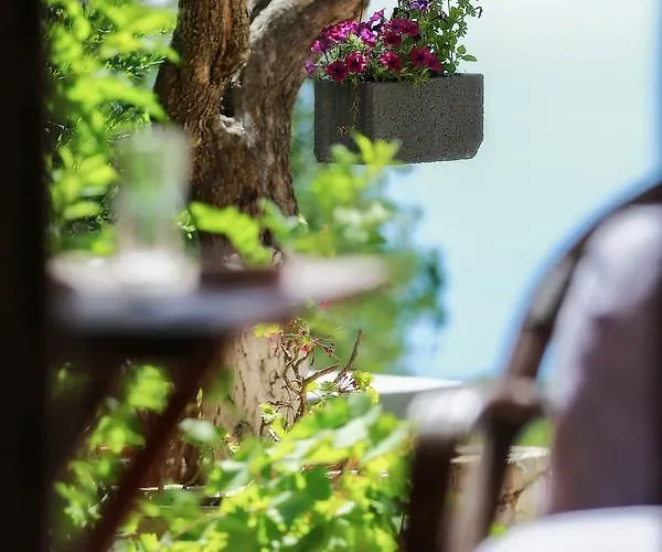 Villa Bella Vista & *